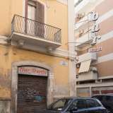 Diciannove sono invece le serrande abbassate in via Trento. Tra queste quelle del bar �Trento� ad angolo con via De Nittis, che conserva ancora l�insegna verticale e il simbolo del telefono